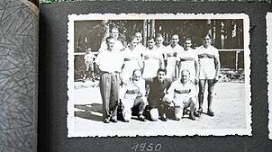 Die erste Handballmannschaft des TV St. Georgen. In der hinteren Reihe als Zweiter von rechts steht Herbert Heinzmann.
