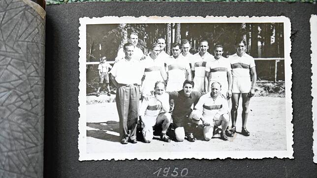 Die erste Handballmannschaft des TV St. Georgen. In der hinteren Reihe als Zweiter von rechts steht Herbert Heinzmann.