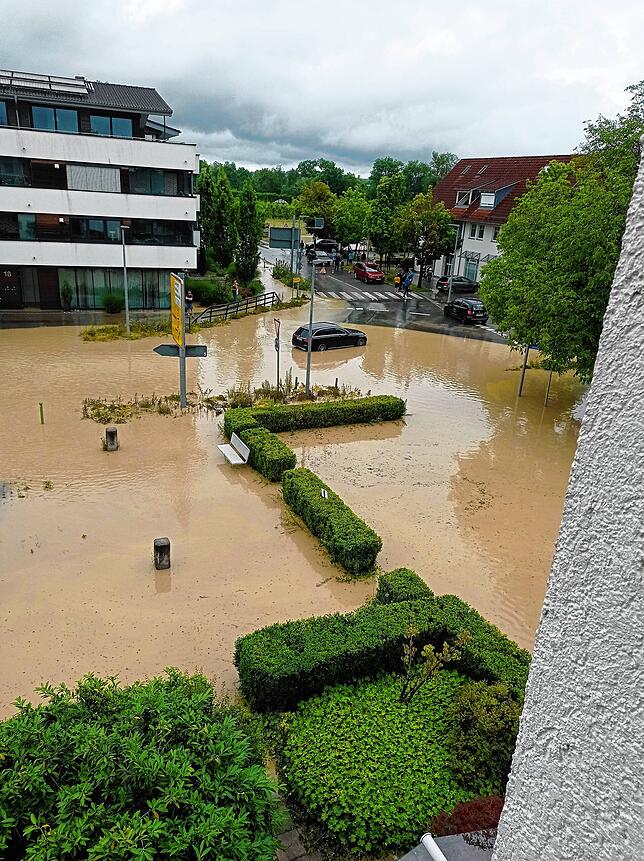 Der Eugen-Bolz-Platz kurz nach dem Ende des Starkregens. Wer hier bereits wieder durchs Wasser fuhr, ging ein hohes Risiko ein. Von der ...