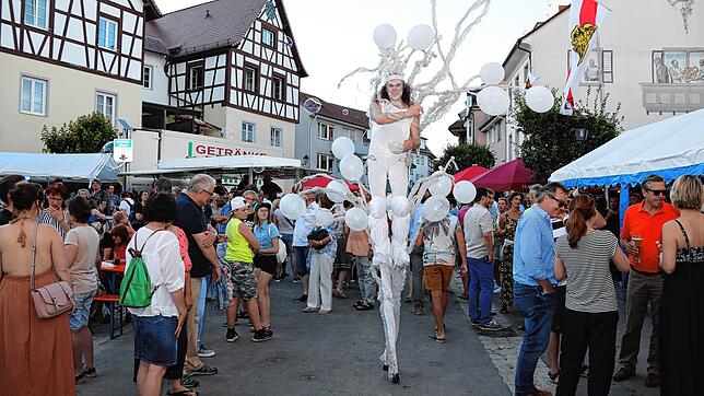 Dicht gedrängte Menschen auf den Stockacher Straßen &ndash; Bilder wie hier beim Schweizer Feiertag im Jahr 2019 wird es auch in diesem ...