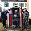 Die Katholische Frauengemeinschaft hat ein Bücherhäusle möglich gemacht: Inge Duffner eröffnet es mit Patrick Stärk (l.) und ...