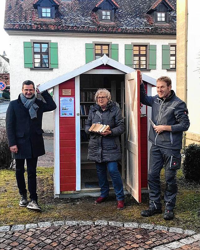 Die Katholische Frauengemeinschaft hat ein Bücherhäusle möglich gemacht: Inge Duffner eröffnet es mit Patrick Stärk (l.) und ...