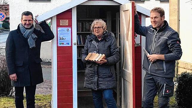 Die Katholische Frauengemeinschaft hat ein Bücherhäusle möglich gemacht: Inge Duffner eröffnet es mit Patrick Stärk (l.) und ...