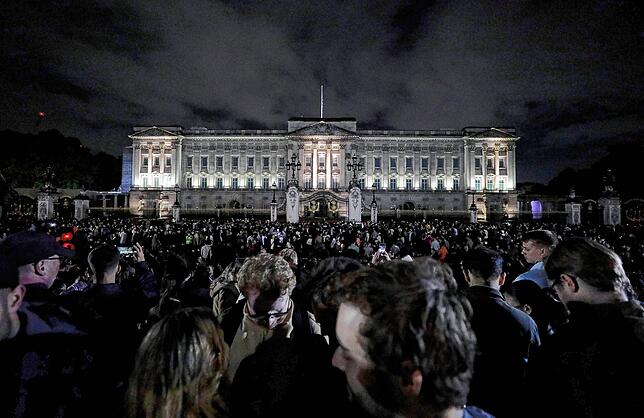 Menschen versammeln sich vor dem Buckingham Palast nach der Bekanntgabe des Todes von Königin Elizabeth II.