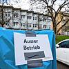 Noch ist nur der Parkscheinautomat vor dem Krankenhaus außer Betrieb. Doch bald soll schon im in der Klinik dahinter das Licht ausgehen. ...