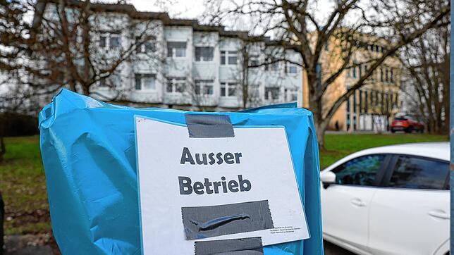 Noch ist nur der Parkscheinautomat vor dem Krankenhaus außer Betrieb. Doch bald soll schon im in der Klinik dahinter das Licht ausgehen. ...