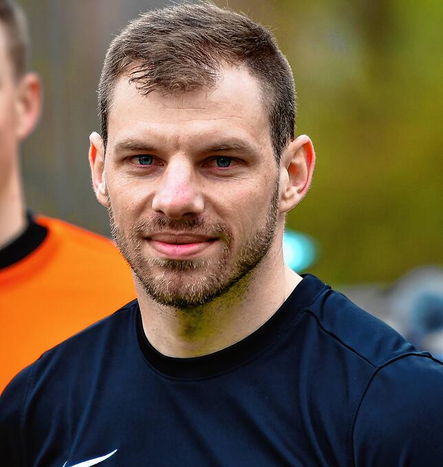 Fabian Schmidt (29) lebt mit seiner Freundin in Öflingen und arbeitet in der Schweiz als Chemielaborant. Mit Fußball begann er bei der ...