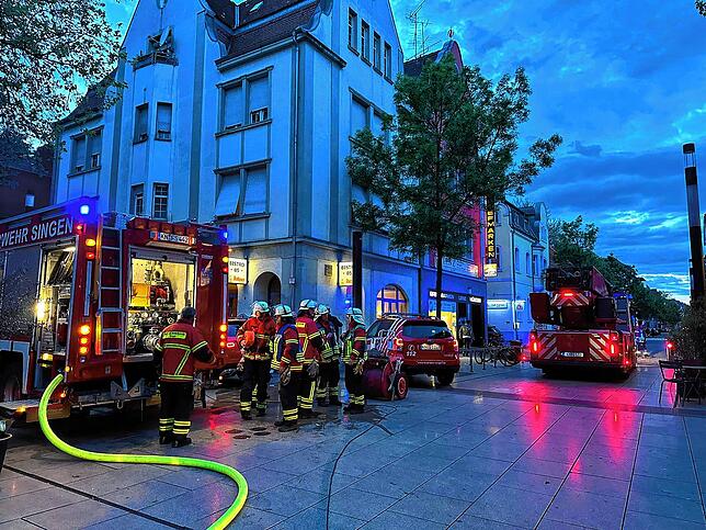 40 Einsatzkräfte waren in zehn Fahrzeugen angerückt, nachdem ein Kellerbrand in der Hegaustraße gemeldet worden war. Offenes Feuer war ...