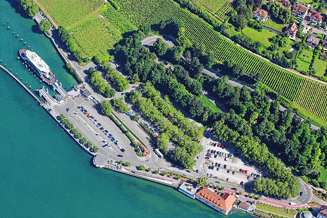 Der Fähre-Parkplatz aus der Vogelperspektive – bevor das große Parkhaus gebaut wurde.