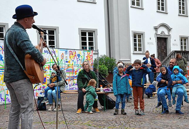 „Glück gehabt“: Toni Geiling singt vor dem Bischofschloss von Pechsträhnen und Glücksgefühlen.
