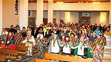 Ein buntes Bild mit den Hästrägern bietet sich bei der Messe für die Narren in der Pfarrkirche St. Cyriak. Bild: Stefan Heimpel