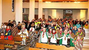 Ein buntes Bild mit den Hästrägern bietet sich bei der Messe für die Narren in der Pfarrkirche St. Cyriak. Bild: Stefan Heimpel