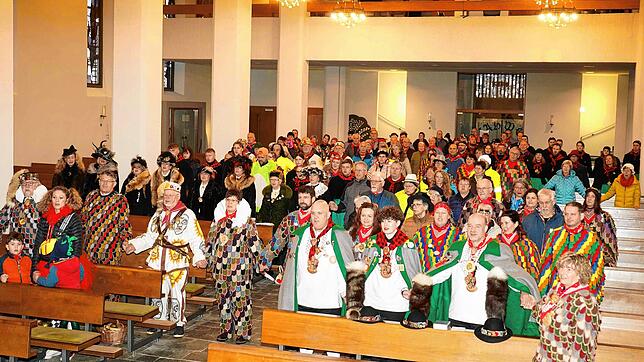 Ein buntes Bild mit den Hästrägern bietet sich bei der Messe für die Narren in der Pfarrkirche St. Cyriak. Bild: Stefan Heimpel