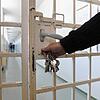 Ein Wärter schließt eine Gefängnistür zu. (Symbolbild) Ein 26-jähriger Vergewaltiger will in Waldshut über die Grenze und wird ...