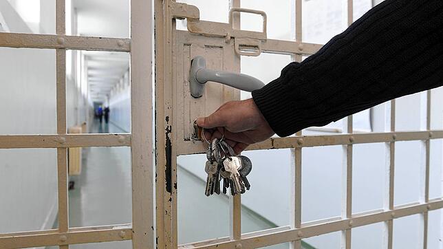 Ein Wärter schließt eine Gefängnistür zu. (Symbolbild) Ein 26-jähriger Vergewaltiger will in Waldshut über die Grenze und wird ...