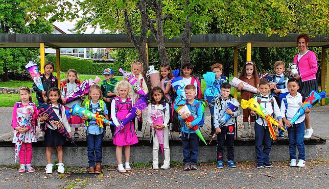 Die Klasse 1a der Hochrheinschule in Gailingen mit Ihrer Klassenlehrerin Petra Daferner bei ihrer Einschulungsfeier am ersten Schultag.