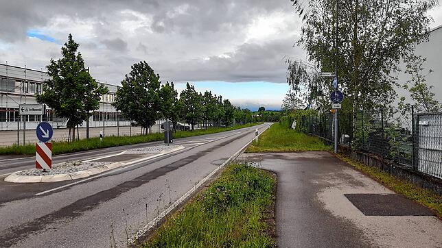 Noch endet der Radweg im Neufracher Gewerbegebiet an dieser Stelle. In Kürze soll er bis Buggensegel führen.