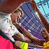 Iris Manke-Reimers (links) feiert mit ihrem Schützling, der Kugelstoßerin Yemisi Ogunleye, die Goldmedaille in Paris.