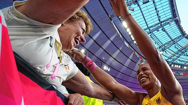 Iris Manke-Reimers (links) feiert mit ihrem Schützling, der Kugelstoßerin Yemisi Ogunleye, die Goldmedaille in Paris.