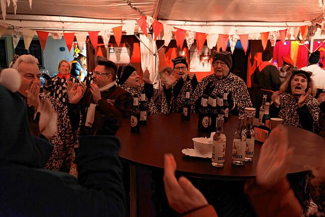 Bild 6: Fasnetsspiel der Hennenschlitter: Die Bilder vom Geschehen auf der Bühne und im Dorf