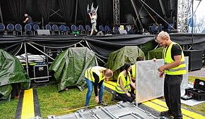 Gleichzeitige Auf- und Abbauarbeiten an der Bühne des Seefestivals: Während im Bildhintergrund Techniker die bereits aufgebauten Dinge ...