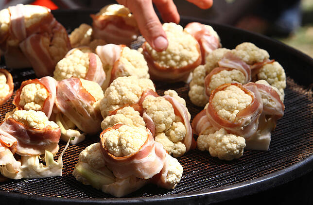 Ein Grillgericht mit Blumenkohl und Speck