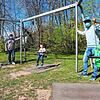 Noch viel Luft nach unten: Für kleinere Kinder sind diese Schaukeln auf dem Spielplatz beim Tannenhof eher nicht gedacht. Papa Thomas ...