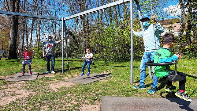Noch viel Luft nach unten: Für kleinere Kinder sind diese Schaukeln auf dem Spielplatz beim Tannenhof eher nicht gedacht. Papa Thomas ...