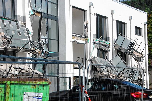 Bild 3: Bauunternehmer zerlegt Neubau-Fassade: Das sind die Bilder der Zerstörung
