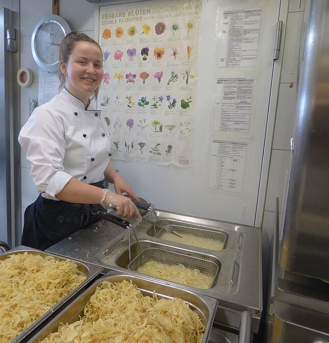 Karolina Harsch, Koch-Auszubildende im ersten Lehrjahr im Berggasthof Höchsten, bereitet mit Frittieröl Röstzwiebeln zu.