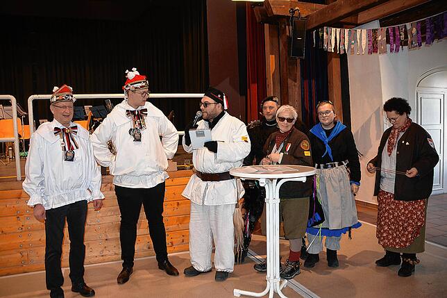 Bild 26: In Bad Dürrheim herrscht am Fasnetmentig beste Feierlaune (1)
