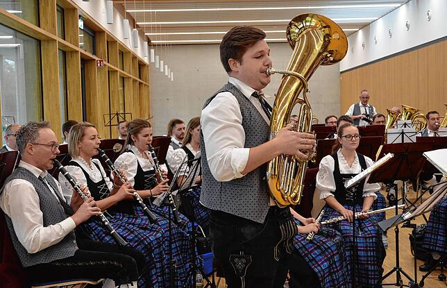 Sorgte für die schwungvolle musikalische Begleitung: Der Musikverein Riedheim spielte am Samstag im Bildungszentrum auf.