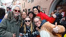 Bild : Buntes Treiben in den Gassen &ndash; Narren erobern bei der Straßenfastnacht die Stadt