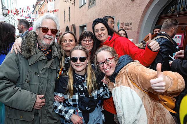 Bild 1: Buntes Treiben in den Gassen &ndash; Narren erobern bei der Straßenfastnacht die Stadt