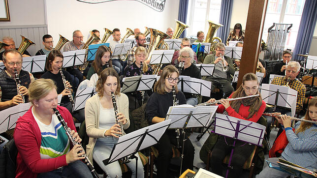 Die Stadtkapelle Meßkirch bereitet sich auf das Adventskonzert am Sonntag, 1. Dezember in der Stadthalle vor. Bild: Sandra Häusler