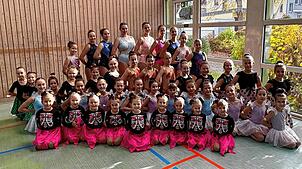 Die aktiven Sportlerinnen des MMC Twirling-Sport VS. Am Samstag, 10. Mai, werden um 18 Uhr in der Hoptbühlhalle in Villingen der Verein ...