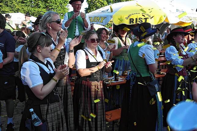 Bild 6: Bilder vom Sternmarsch und Fahneneinmarsch zum 175-jährigen Bestehen der Musikkapelle Ailingen