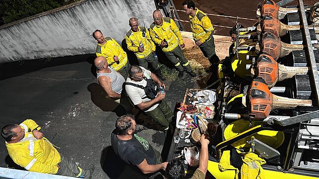 Die Feuerwehrleute freuen sich, dass die Villinger Rentnerin sie mit Essen und Trinken versorgt.
