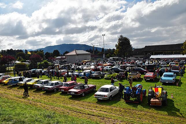Bild 17: Oldtimer, Schlachtplatte, Musik: So war das Herbstfest in Orsingen