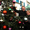 Sylva und Markus Hensler lassen den Christbaum vor ihrem Restaurant Wallgut immer bis Maria Lichtmess stehen. Und das hat einen guten ...