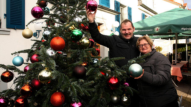 Sylva und Markus Hensler lassen den Christbaum vor ihrem Restaurant Wallgut immer bis Maria Lichtmess stehen. Und das hat einen guten ...