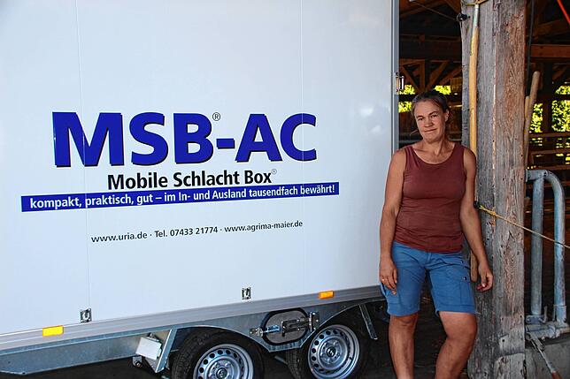 Mechthild Knösel neben der mobilen Schlachtbox (MSB). Damit die zum Einsatz kommen darf, muss Knösel auf die Zustimmung des ...