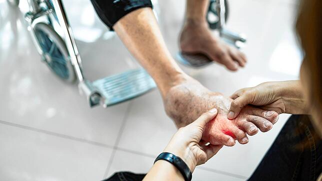 Massage für den Fuß einer Seniorin (Symbolbild): In den meisten Pflegeheimen gehen externe Dienstleister ein und aus &ndash; Friseure, ...
