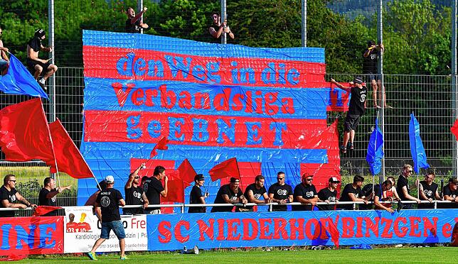 Bild 6: SV Niederhof steigt nach 3:2-Sieg bei der SG Ebnet in die Verbandsliga auf &ndash; und wir haben Bilder!