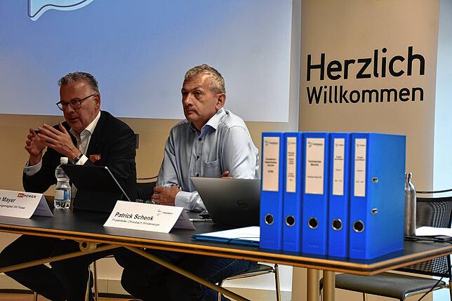 Thomas Fischer (links) vom EKS und Stefan Mayer von SH Power informierten die Medien über die Baueingabe für das Windkraftprojekt Chroobach.