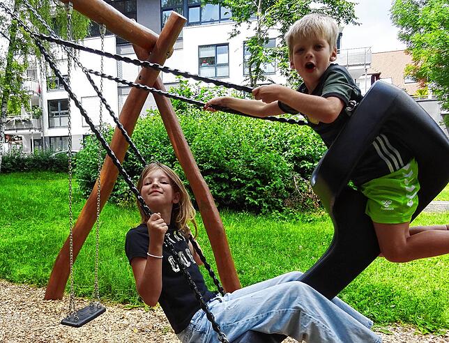 Diese Schaukel ist schon mal super, der Spielplatz in der Warenburgstraße kriegt jedoch von Annabelle und Joshua nicht mehr als ein ...