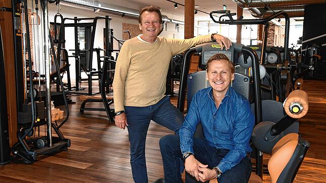 Joachim (links) und Maximilian Schyra in ihrem Fitnessstudio. Sie hätten viel Platz für Corona-bedingte Abstandsregeln.