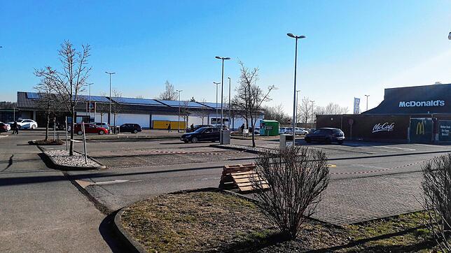 Aldi Süd spricht aktuell mit dem Eigentümer dieser Fläche über geeignete Maßnahmen, das Autoposer-Problem in VS-Villingen in den Griff ...