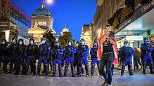 Zuletzt hatte es in der Schweiz Protest gegen die Corona-Politik der Regierung gegeben, hier eine nicht erlaubte Demo in Bern am 23. ...