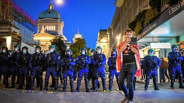 Zuletzt hatte es in der Schweiz Protest gegen die Corona-Politik der Regierung gegeben, hier eine nicht erlaubte Demo in Bern am 23. ...